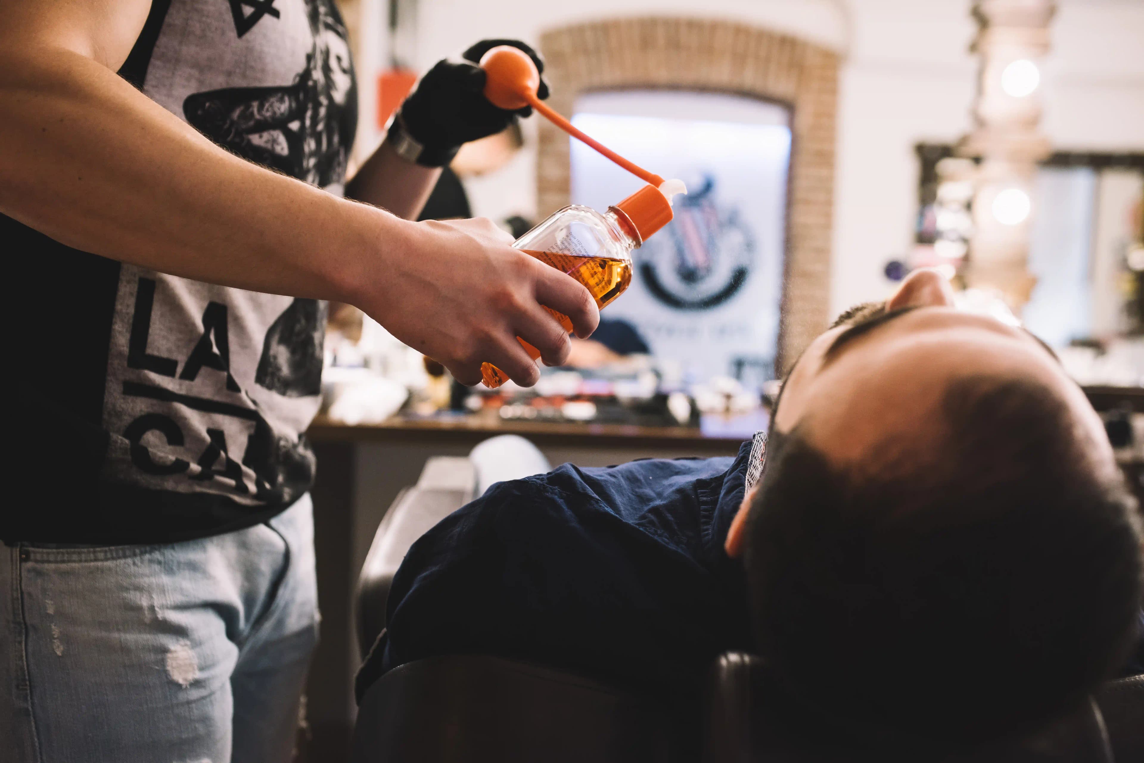 https://www.freepik.com/free-photo/groom-sitting-chair-barber-shop_1173678.htm